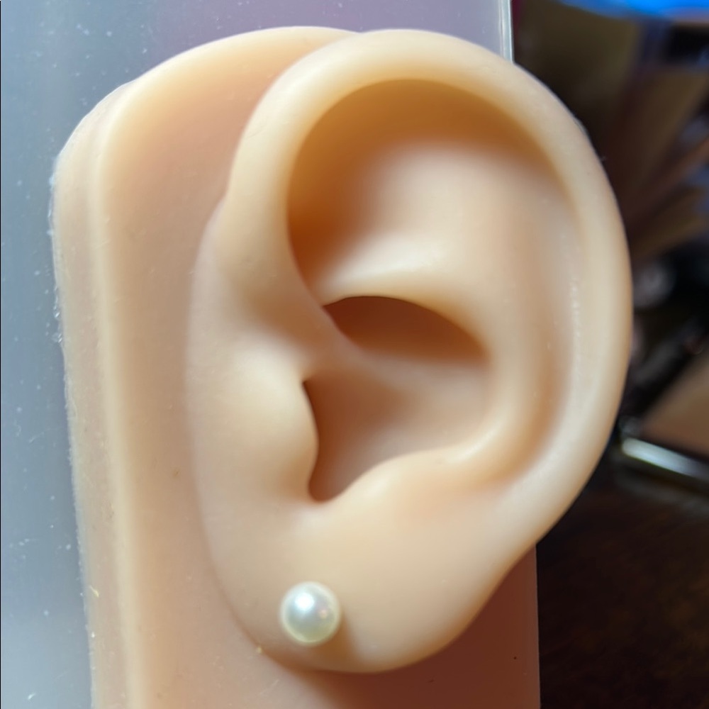 Classic Pearl Stud Earrings - Cream Pearl